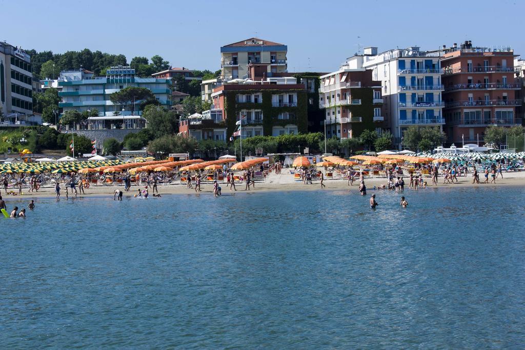 Blu Star Hotel Gabicce Mare Bagian luar foto