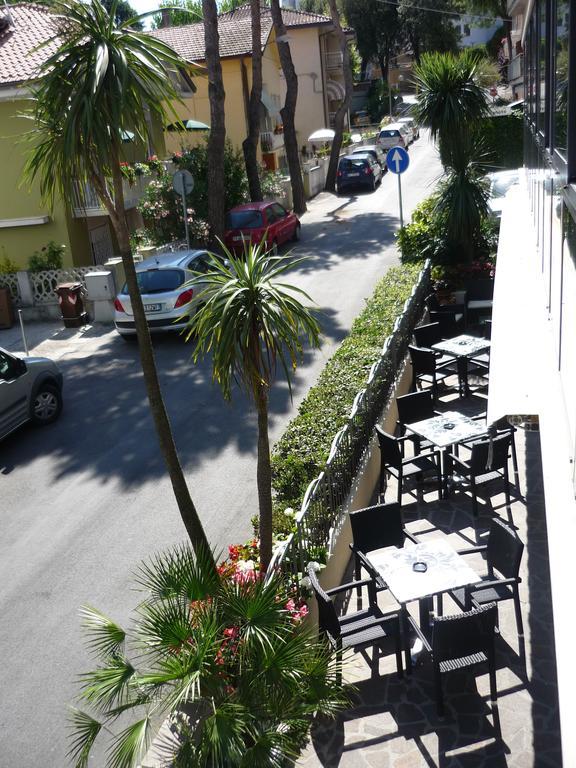 Blu Star Hotel Gabicce Mare Bagian luar foto